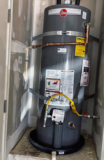 https://gweluphotwater.com.au/uploads/2025/06/electric-hot-water-system-32635.jpg