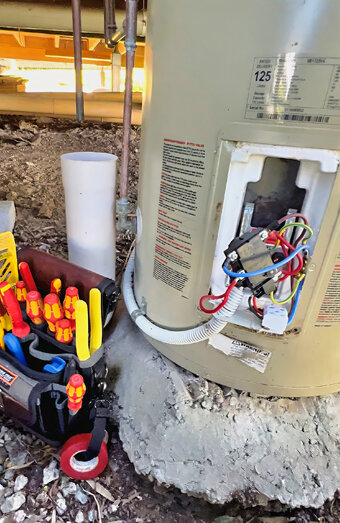 https://gweluphotwater.com.au/uploads/2025/06/electric-hot-water-system-49471.jpg