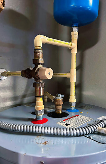 https://gweluphotwater.com.au/uploads/2025/06/electric-hot-water-system-73015.jpg