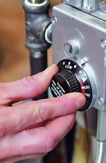 https://gweluphotwater.com.au/uploads/2025/06/hot-water-servicing-70418.jpg